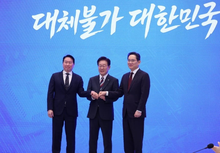 이재명 대통령과 이재용 삼성전자 회장, 최태원 에스케이(SK)그룹 회장이 29일 청와대에서 열린 '대한민국 대도약 3대 메가프로젝트 국민보고회'에서 손을 맞잡고 있다. 2026.06.29. 청와대사진기자단