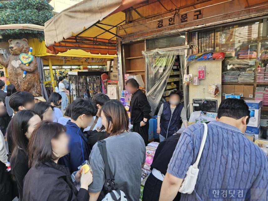 지난 4월 25일 오후 4시경 서울 종로구 창신동 문구·완구 거리가 주말 명동을 방불케 할 만큼 사람들로 북적이고 있다. /사진=박수빈 기자