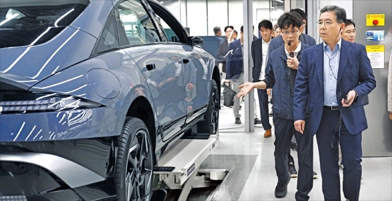 "로봇이 알아서 車부품 이동"…현대차의 '미래정비 허브'