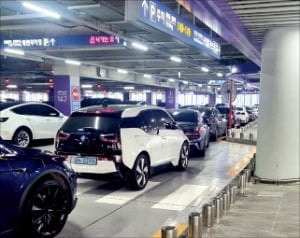인천공항 주차난 해소되나…직원 자리 대폭 줄여