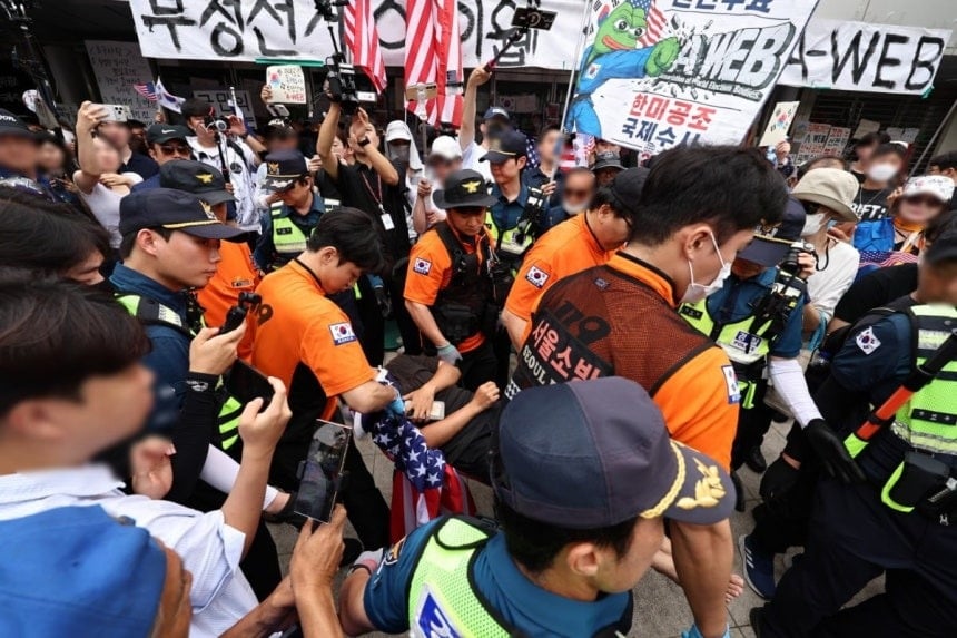 2일 서울 송파구 올림픽공원에서 시위가 격해지며 쓰러진 참가자가 들것에 의해 옮겨지고 있다. / 사진=뉴스1