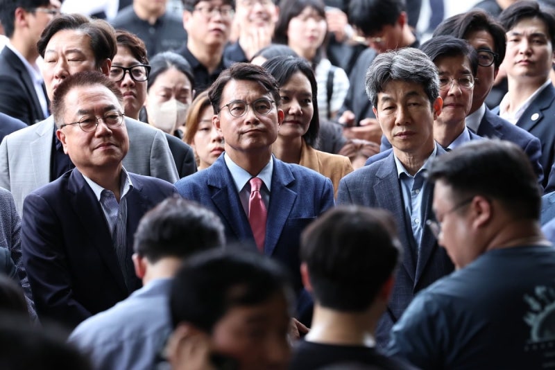 [속보] 국조특위·경찰, <b>잠실개표소 진입</b>…봉쇄 시위 27일만