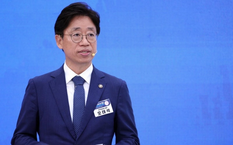 [속보] <b>우주</b>청장 "누리호 활용 2030년 소형 달 착륙선 보낼 것"