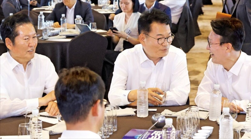 앞에선 웃지만…金·宋·鄭, 물밑에선 신경전 치열