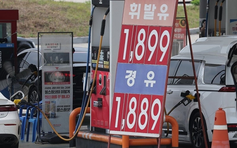 전국 주유소 경유 <b>가격</b> 1800원대…국제 유가 <b>하락</b>·최고<b>가격</b>제 영향