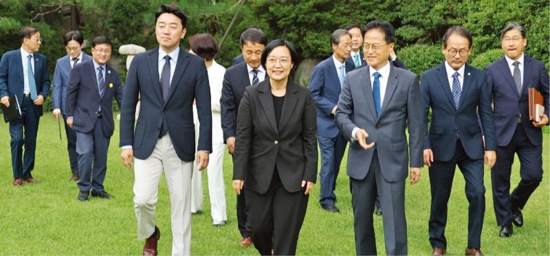 강훈식 "반도체 추가세수로 <b>미래대응 기금 신설</b>"