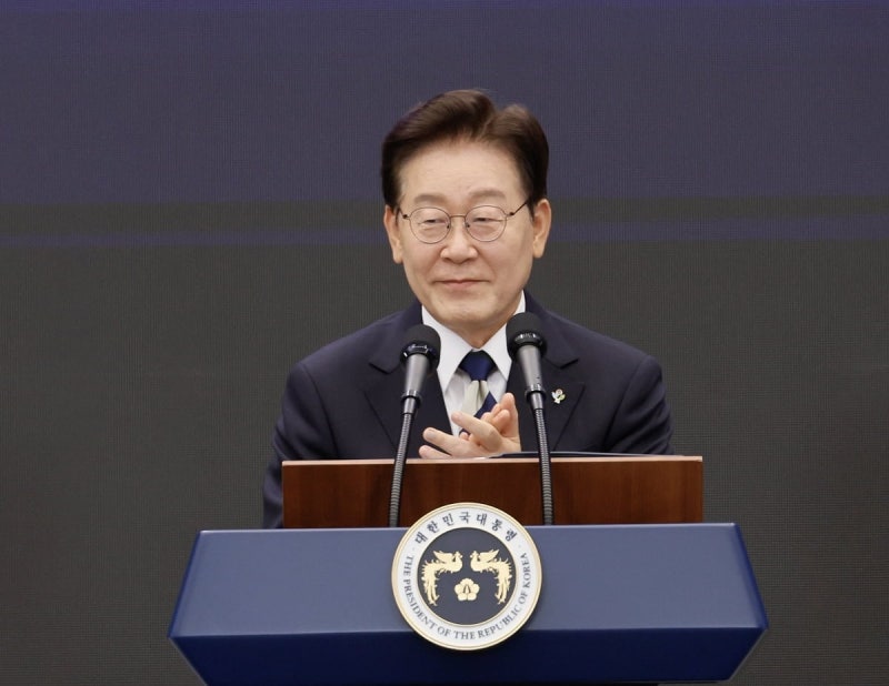 李 <b>대통령 지지율</b> 7주 만에 <b>반등</b>…"메가 프로젝트 영향" [리얼미터]