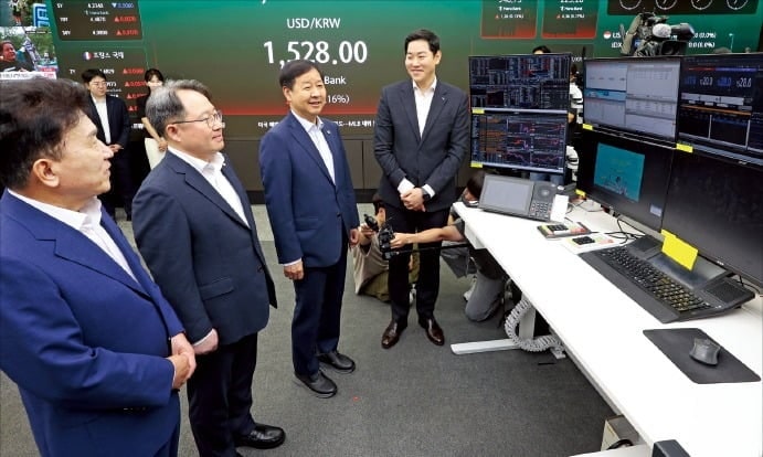 '외환시장 24시간' 첫날…큰 변동성 없이 환율 1530원대