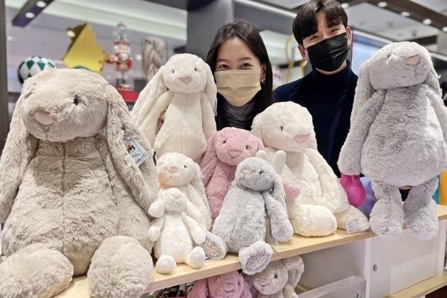 '인형 입양하려고요' 2030 줄섰다…급기야 매출 4조 '초대박'