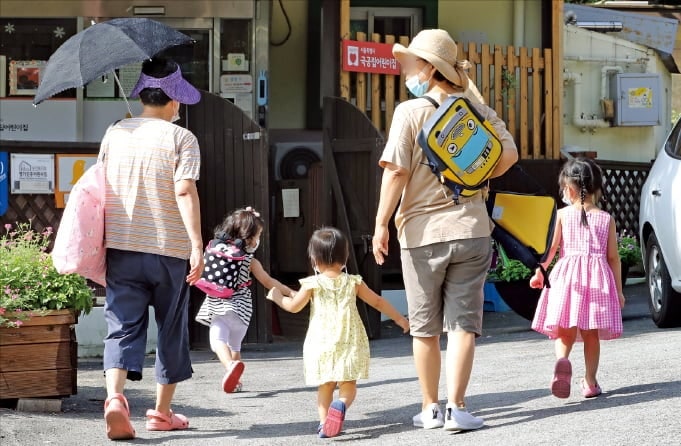 아이 낳으라더니…'200일 기다리라고?' 맞벌이 부부들 분통