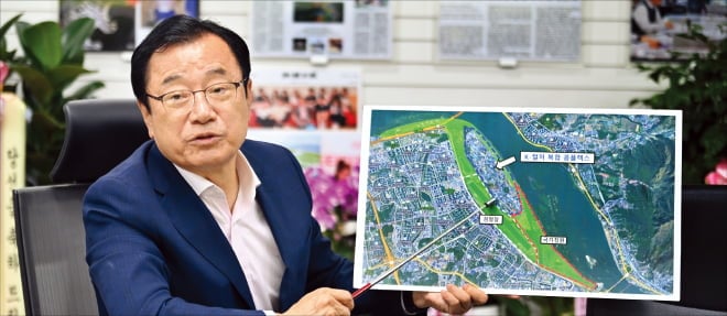 이현재 하남시장이 K-컬처 복합 콤플렉스와 국가정원 조성사업 구역도를 들어 보이며 두 프로젝트의 시너지 효과에 대해 설명하고 있다. 하남시 제공