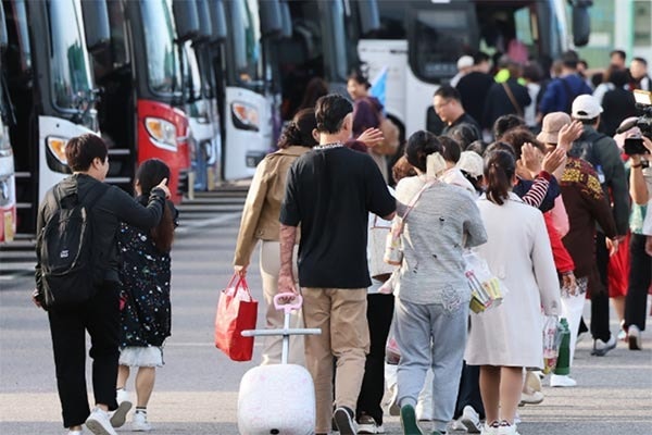 배에서 중국인 끝도 없이 내리더니…"처음 보는 광경" 깜짝
