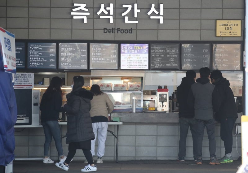 "4800원 커피, 2000원으로"…국토부, <b>휴게소</b> 중간 수수료 없앤다