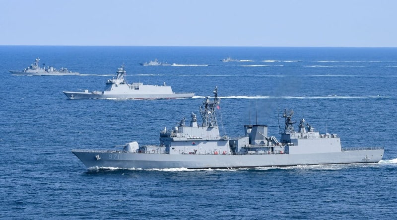 [속보] 軍 "<b>동해</b> 거진 해상서 <b>해군</b> 승조원 1명 <b>실종</b>…수색 중"