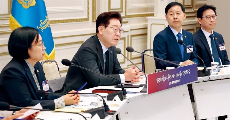 내년 예산 '800조+α' 슈퍼 확장재정