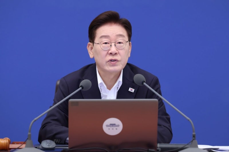 <b>이 대통령</b> "촉법소년 기준, 낮추긴 낮춰야"