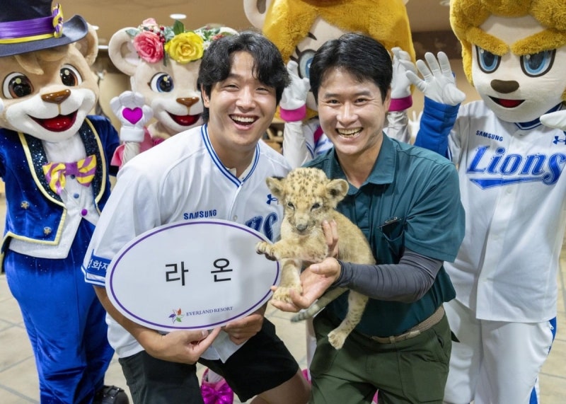 <b>양창섭</b> 만난 에버랜드 아기 사자 '라온'