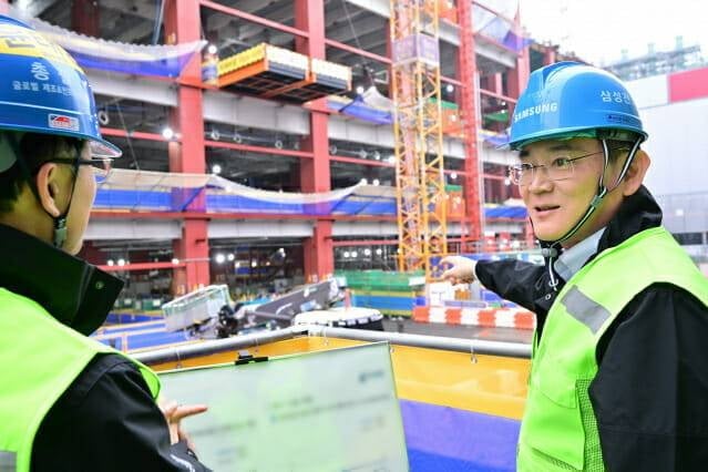 이재용 삼성전자 회장(오른쪽)이  2023년 10월 삼성전자 기흥사업장의 새로운 R&D 센터 'NRD-K' 공사 현장을 살펴보고 있다. 삼성전자 제공