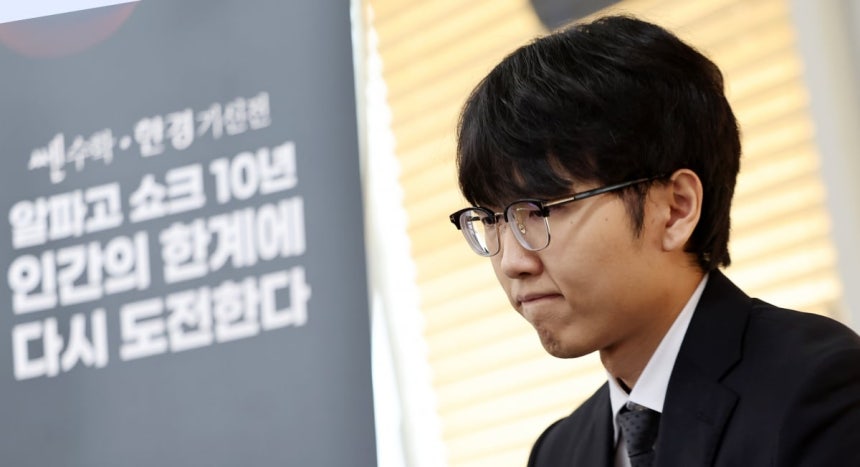 바둑 세계랭킹 1위 신진서 9단이 17일 오전 서울 중림동 한국경제TV 스튜디오에서 열린 '쎈수학·한경 기신전(棋神戰)' 인공지능(AI) 프로그램 카타고(KataGo)와의 두 점 접바둑 3번기 첫 대국을 마치고 기자