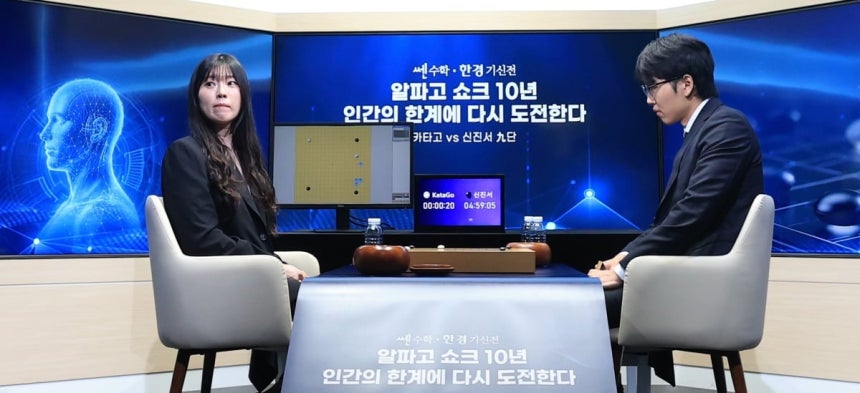 바둑 세계랭킹 1위 신진서 9단이 17일 오전 서울 중림동 한국경제TV 스튜디오에서 열린 '쎈수학·한경 기신전(棋神戰)' 인공지능(AI) 프로그램 카타고(KataGo)와의 두 점 접바둑 3연전 첫 대국을 펼치고 있다
