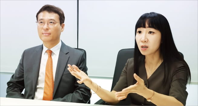 법무법인 트러스트의 김상훈(왼쪽), 김승아 대표변호사가 19일 한국경제신문과 인터뷰하고 있다.  이솔 기자