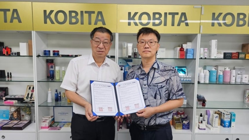 사진=한국뷰티산업무역협회(KOBITA) 김승중 회장(왼쪽)과 한경닷컴 신명수 교육센터장이 상호 발전을 위한 업무협약을 체결했다.