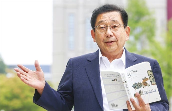 호사카 교수 "신화로 만들어진 일왕, 다시 신격화 움직임 있다"