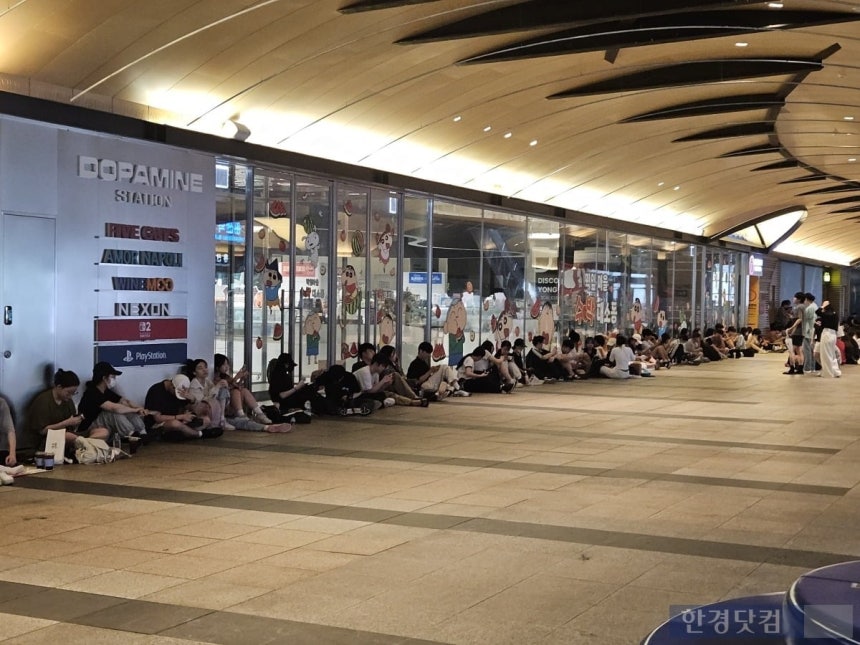 지난 27일 오전 6시 50분 서울 용산구 아이파크몰 도파민스테이션 앞에서 157명에 이르는 사람들이 모바일게임 '좀비고등학교'의 첫 공식 팝업에 현장 대기를 위해 오픈런을 기다리고 있다. /사진=박수빈 기자