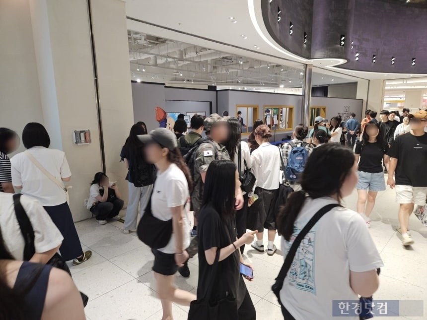 지난 26일 오전 서울 용산구 아이파크몰 도파민스테이션 내 열린 모바일게임 '좀비고등학교' 팝업스토어 입구 앞에 사람들이 몰려 있다. 입장 대기자들은 삼삼오오 앉아서 입장을 기다리거나, 굿즈를 교환했다. /사진=박수