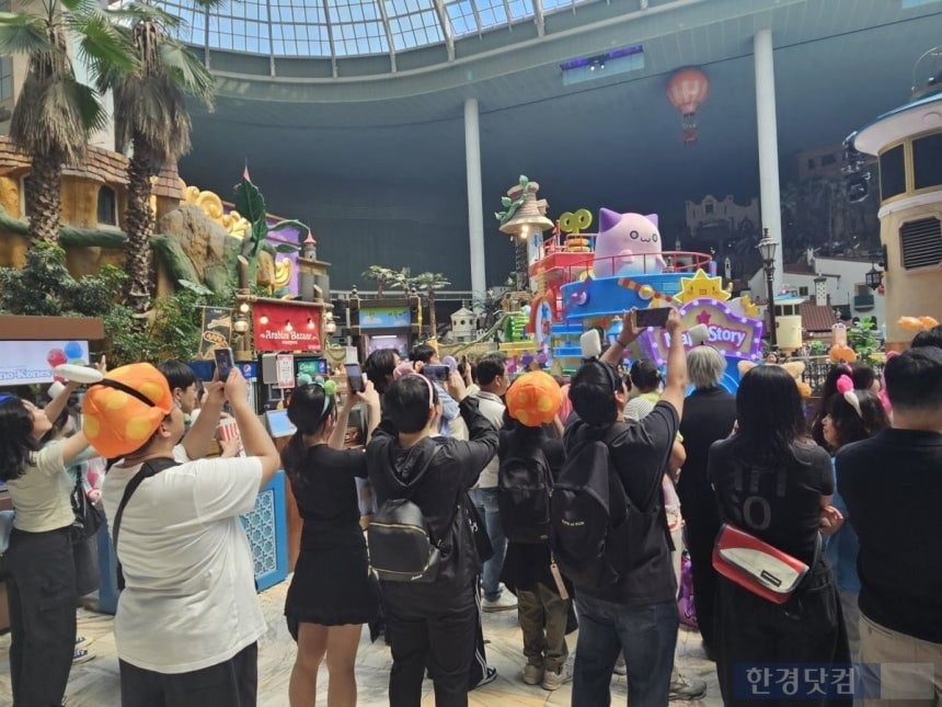 지난 5월 30일 오후 서울 송파구 롯데월드에서 관람객들이 메이플스토리 퍼레이드를 즐기고 있다. 메이플스토리 팬 일부가 주황버섯 모자 굿즈를 착용하고 있다. /사진=박수빈 기자