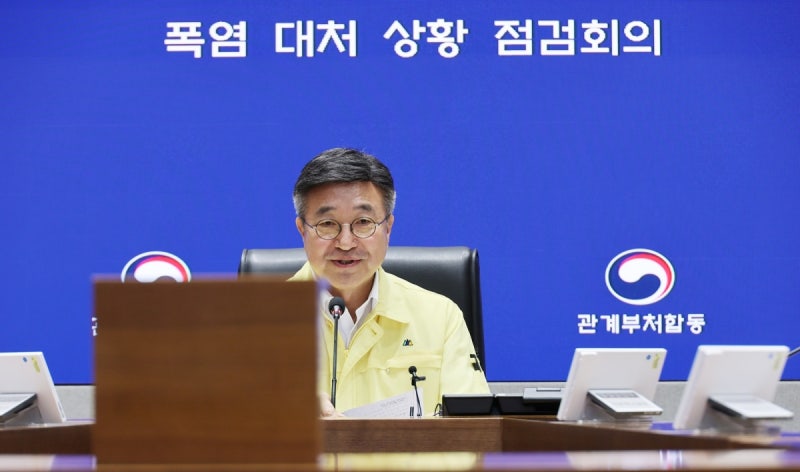 [속보] 행안부, <b>폭염</b> 중대본 2단계 격상…범정부 <b>대응 강화</b>
