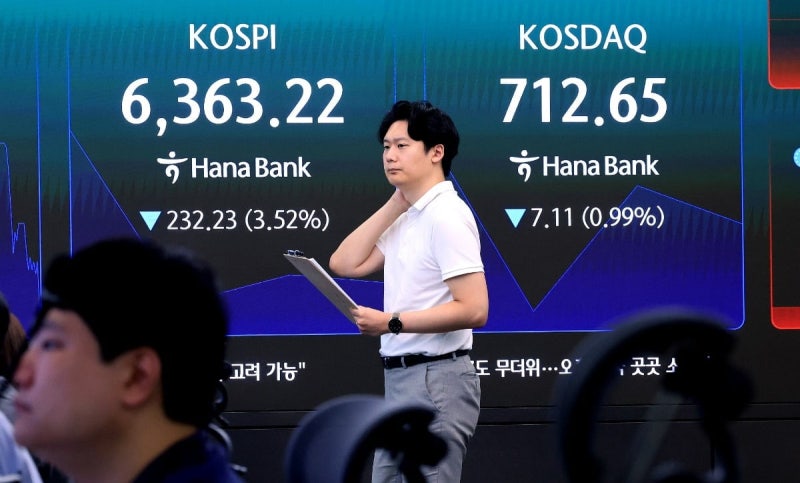 '사상 최대 폭등' 코스피, 장 초반 4%대 밀려…<b>삼전닉스 급락</b>