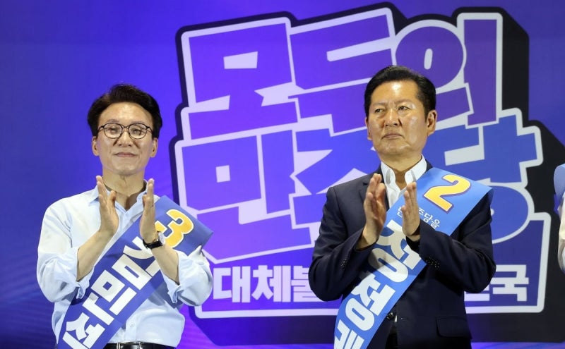 <b>민주당</b>은 올랐는데 李는 최저…전당대회 열기 뒤 숨은 여권 위기?