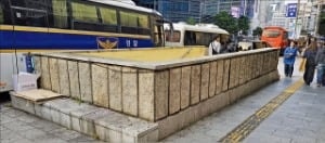 투명한 명동 지하보도 난간…미디어파사드 막힘없이 본다