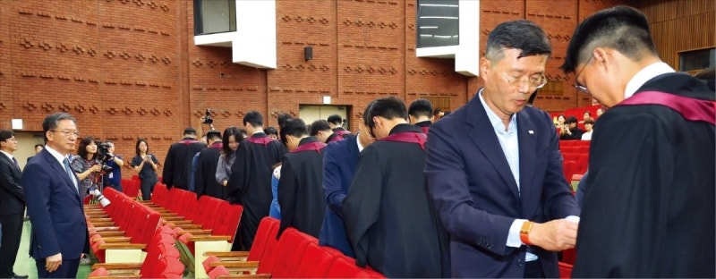 [포토] 검찰청 마지막 검사 임관식…아련히 바라보는 법무장관