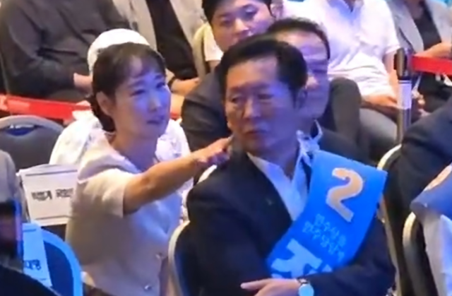정청래 얼굴에 '볼콕' <b>이지은</b>, '부적절 논란'에 "고소"