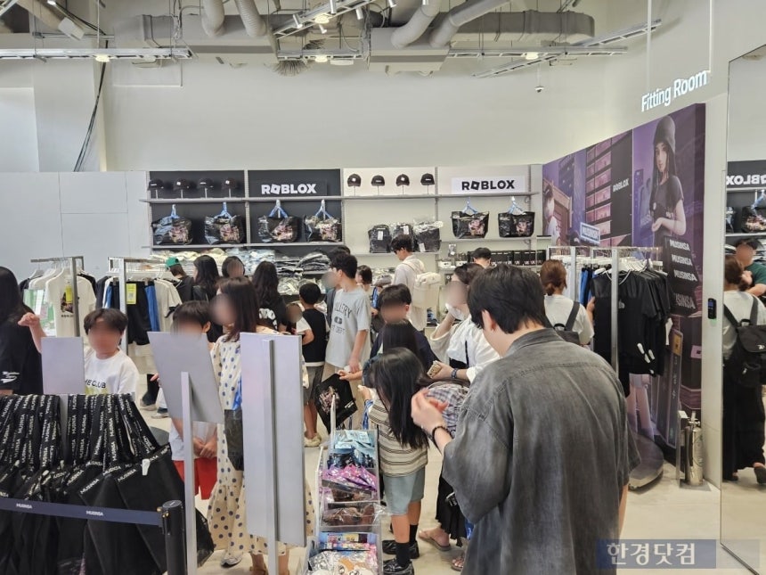 지난 2일 서울 성수동 무신사 메가스토어에서 열린 로블록스 팝업스토어. 엄마, 아빠 손을 잡고 온 초등학생 방문객들 사이로 20대들이 보였다. /사진=박수빈 기자