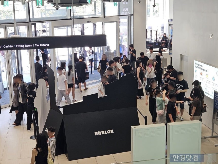 지난 2일 서울 성수동 무신사 메가스토어에서 열린 로블록스 팝업스토어. 엄마, 아빠 손을 잡고 온 초등학생 방문객들 사이로 20대들이 보였다./사진=박수빈 기자
