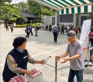 '공짜 생수' 쟁탈전 어느 정도길래…특단의 대책까지 나왔다