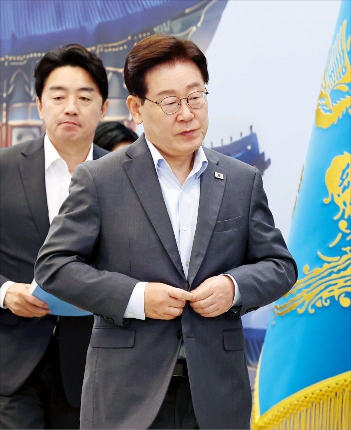 집도 못 사고 주식도 잃었다…30대 70% 李 정부에 '등 돌렸다'