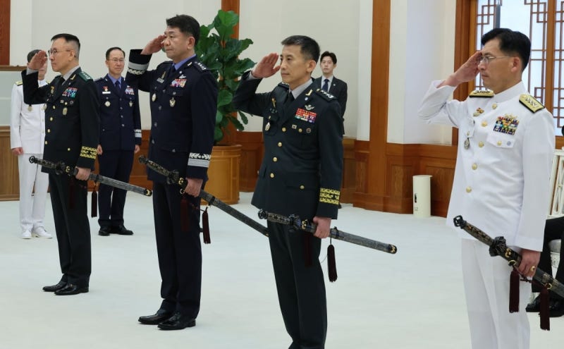 별 단 장성들 한자리에…李<b>대통령</b>, <b>삼정검</b> 수치 <b>수여</b>