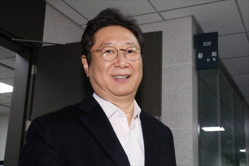 "버려진 버스에서 살라니"…與 <b>황희</b> '<b>버스 하우스</b>' 역풍