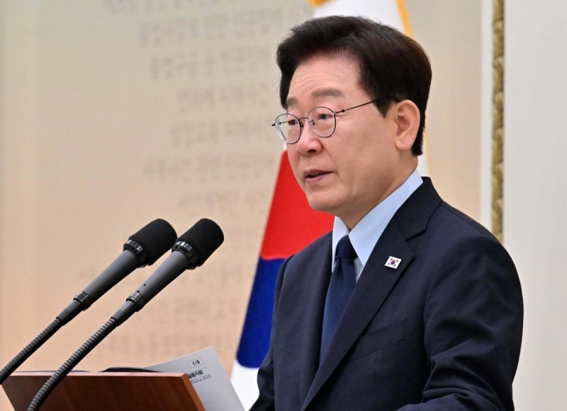 李 <b>대통령</b> "결혼 불이익 사례 전수조사 지시"…관련 <b>제도 점검</b>