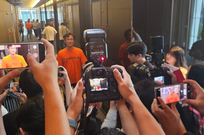 김호광 전 싸이월드제트 대표 겸 베타랩스 대표가 10일 싸이월드 인수 완료 간담회 시작 전 행사장 복도에서 “제대로 된 인수가 아니다”라고 주장하고 있다.정지은 기자