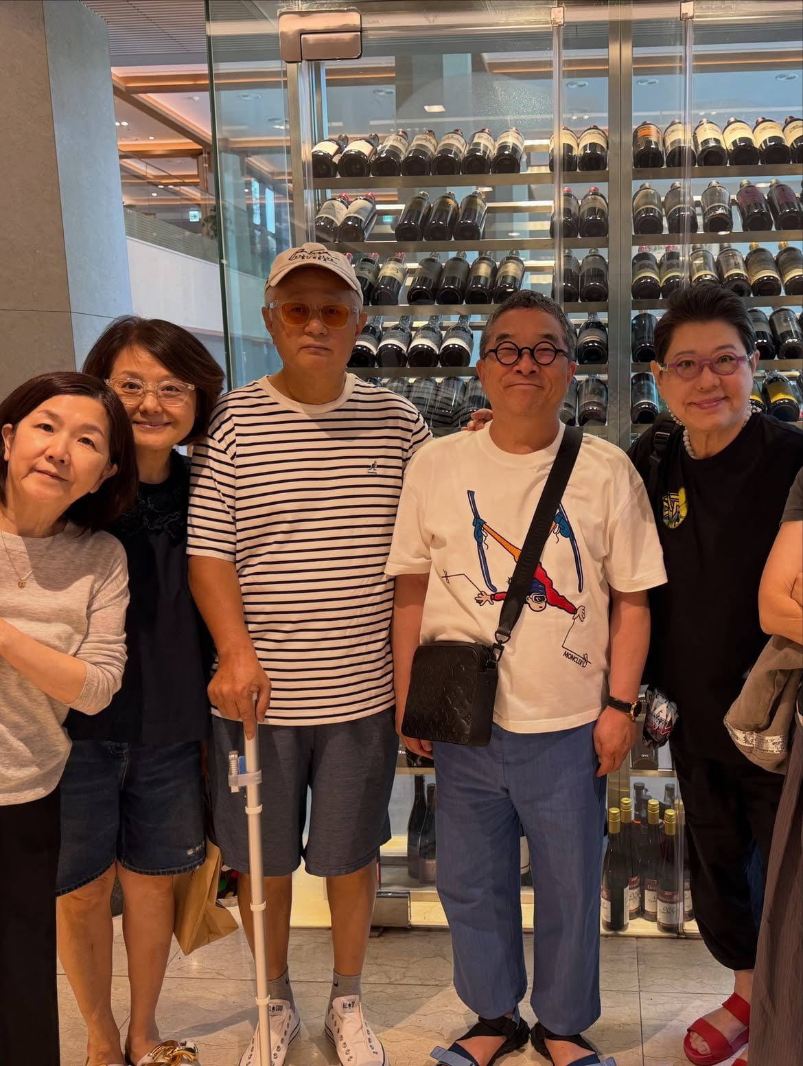'<b>시각장애</b> 4급' <b>송승환</b>, 직접 만든 <b>지팡이</b> 짚고 포착 '밝은 미소'