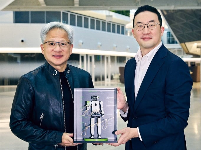 < 다시 만난 '깐부' > 구광모 LG그룹 회장(오른쪽)과 젠슨 황 엔비디아 최고경영자(CEO)가 13일(현지시간) 미국 캘리포니아주에 있는 엔비디아 본사에서 전략적 사업 협력을 위한 업무협