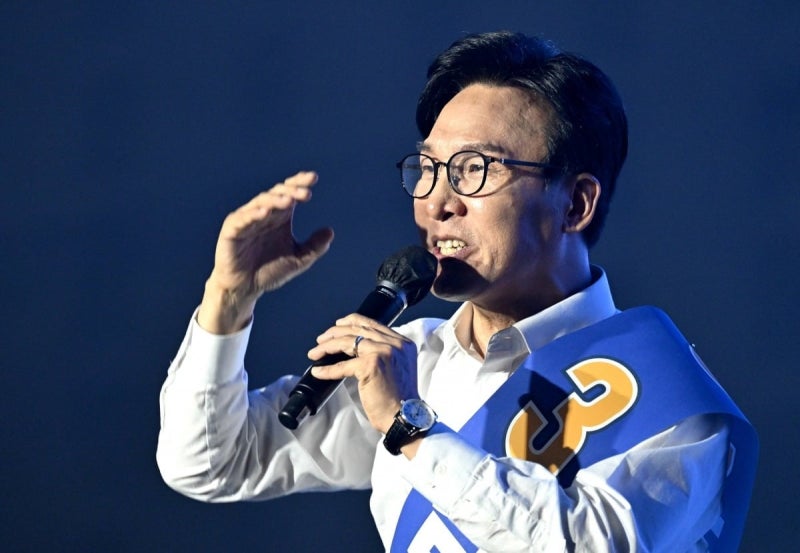 [속보] <b>김민석</b>, 정청래 꺾고 더불어민주<b>당 대표</b>로 <b>선출</b>