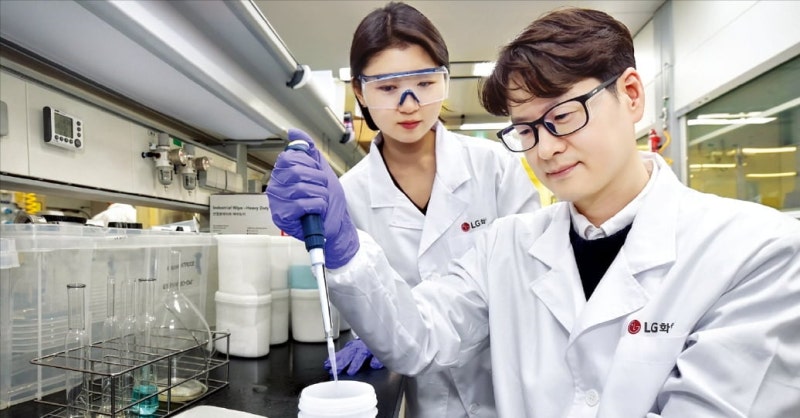 LG화학, 석화 넘어 AI반도체로…전자소재 2조 키운다