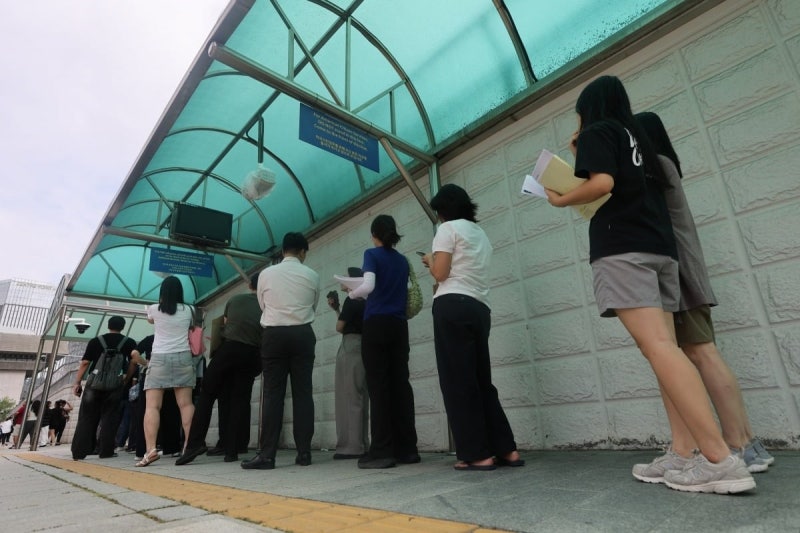 "트럼프 행정부, <b>망명</b> 신청자 최대 20만명 <b>비자</b> 일괄 <b>취소</b> 준비"