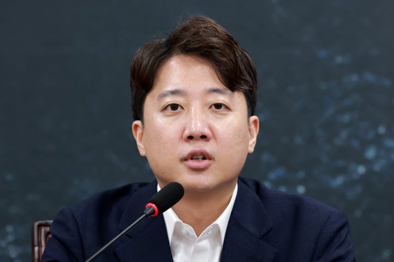[속보] <b>이준석</b>, 개혁신당 <b>대표직 사퇴</b>…"쇄신안, 호응 못얻어"